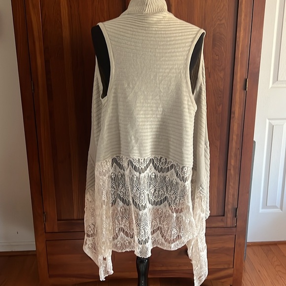 Knit and Lace High Low Vest - Picture 4 of 7
